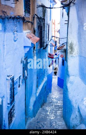 Une ruelle étroite dans la ville bleue de Chefchaouen, Maroc Banque D'Images