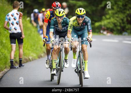 Primoz Rodgic reçoit de l’aide de son coéquipier Aleksandr Vlasov sur le dernier kilomètre jusqu’à la ligne d’arrivée. Étape 6 de la course annuelle du Critérium du Dauphiné 2024, avec départ à Hauterives et arrivée au collet d'Allevard. . Le Critérium du Dauphiné, connu avant 2010 sous le nom de Critérium du Dauphiné libéré, est une course cycliste annuelle sur route dans la région du Dauphiné, dans le sud-est de la France. La course se déroule sur huit jours durant la première quinzaine de juin. Banque D'Images