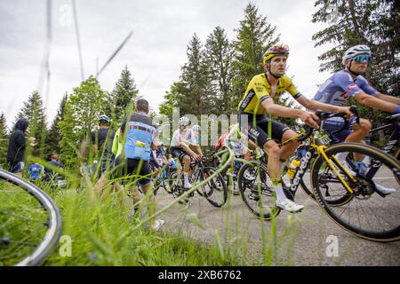 Étape 6 de la course annuelle du Critérium du Dauphiné 2024, avec départ à Hauterives et arrivée au collet d'Allevard. . Le Critérium du Dauphiné, connu avant 2010 sous le nom de Critérium du Dauphiné libéré, est une course cycliste annuelle sur route dans la région du Dauphiné, dans le sud-est de la France. La course se déroule sur huit jours durant la première quinzaine de juin. Banque D'Images