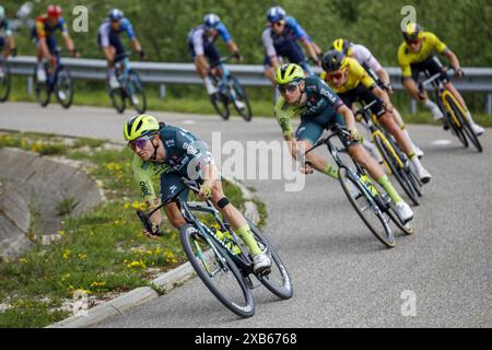 Étape 8 de la course annuelle Critérium du Dauphiné 2024, avec départ à Thônes et arrivée au plateau des Glières. Le Critérium du Dauphiné, connu avant 2010 sous le nom de Critérium du Dauphiné libéré, est une course cycliste annuelle sur route dans la région du Dauphiné, dans le sud-est de la France. La course se déroule sur huit jours durant la première quinzaine de juin. Banque D'Images