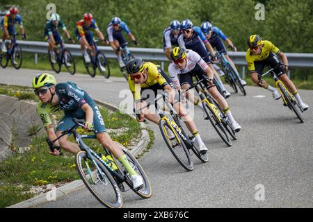 Étape 8 de la course annuelle du Critérium du Dauphiné 2024, avec départ à Hauterives et arrivée au collet d'Allevard. . Le Critérium du Dauphiné, connu avant 2010 sous le nom de Critérium du Dauphiné libéré, est une course cycliste annuelle sur route dans la région du Dauphiné, dans le sud-est de la France. La course se déroule sur huit jours durant la première quinzaine de juin. Banque D'Images