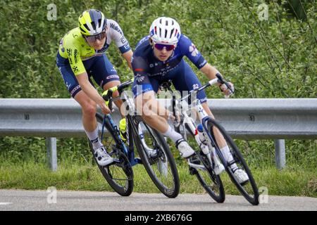 Étape 8 de la course annuelle Critérium du Dauphiné 2024, avec départ à Thônes et arrivée au plateau des Glières. Le Critérium du Dauphiné, connu avant 2010 sous le nom de Critérium du Dauphiné libéré, est une course cycliste annuelle sur route dans la région du Dauphiné, dans le sud-est de la France. La course se déroule sur huit jours durant la première quinzaine de juin. Banque D'Images