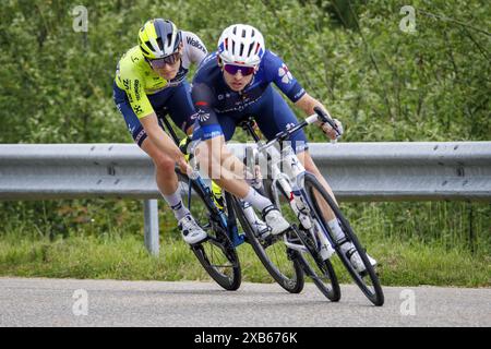 Étape 8 de la course annuelle Critérium du Dauphiné 2024, avec départ à Thônes et arrivée au plateau des Glières. Le Critérium du Dauphiné, connu avant 2010 sous le nom de Critérium du Dauphiné libéré, est une course cycliste annuelle sur route dans la région du Dauphiné, dans le sud-est de la France. La course se déroule sur huit jours durant la première quinzaine de juin. Banque D'Images