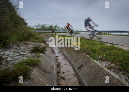 Étape 8 de la course annuelle Critérium du Dauphiné 2024, avec départ à Thônes et arrivée au plateau des Glières. Le Critérium du Dauphiné, connu avant 2010 sous le nom de Critérium du Dauphiné libéré, est une course cycliste annuelle sur route dans la région du Dauphiné, dans le sud-est de la France. La course se déroule sur huit jours durant la première quinzaine de juin. Banque D'Images