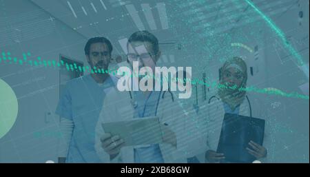 Groupe diversifié de collègues en tenue médicale examinant les données sur tablette Banque D'Images