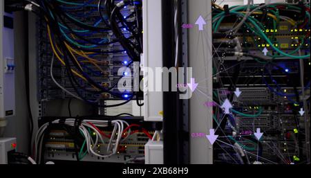 Les racks de serveurs avec divers câbles et voyants clignotants représentent l'infrastructure de cloud computing Banque D'Images