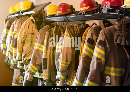 Uniformes et équipement de pompier rangés à la caserne de pompiers Banque D'Images