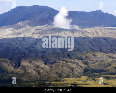 Fumées volcaniques du cratère dans le parc national Aso Kuju. Volcan actif à Kyushu, Japon. Paysage de montagne impressionnant Banque D'Images