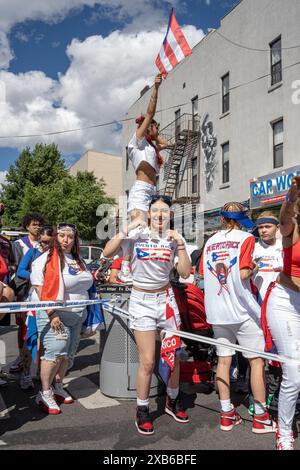 Brooklyn, États-Unis. 09 juin 2024. Les spectateurs célèbrent le défilé du jour de Porto Rico de l'avenue Knickerbocker en 2024 à Bushwick, Brooklyn. New York célèbre sa 6e parade annuelle le long de Knickerbocker Avenue, pour célébrer la culture, l'histoire et les réalisations des Américains portoricains. Crédit : SOPA images Limited/Alamy Live News Banque D'Images