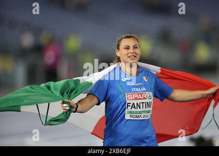 Rome, Italie. 10 juin 2024. Sara Fantini, d'Italie, célèbre après avoir remporté la finale féminine de lancer de marteau aux Championnats d'Europe d'athlétisme de Rome 2024, à Rome, Italie, le 10 juin 2024. Crédit : Li Jing/Xinhua/Alamy Live News Banque D'Images