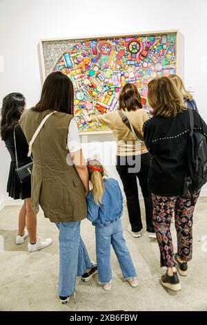 Miami Floride, Art Miami foire contemporaine, Art Basel week, intérieur intérieur intérieur, galeries d'art exposition de vente de peintures, sculpture regardant enfant chil Banque D'Images