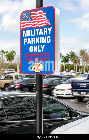 Fort ft. Lauderdale Dania Beach Florida, Bass Pro Shops, extérieur, signe patriotique, parking militaire seulement, merci pour votre service, parking, vi Banque D'Images