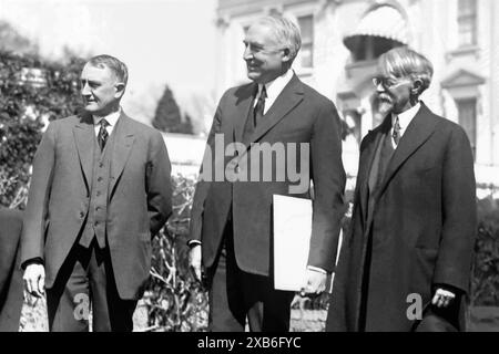 Dr Charles Mayo (co-fondateur de la Mayo Clinic), le président Warren G. Harding, et Dr Charles E. Sawyer (médecin du président) à la Maison Blanche à Washington, DC, le 25 mai 1921. Banque D'Images