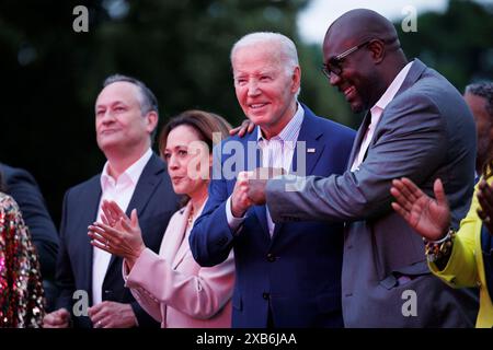 Fairfax, États-Unis. 10 juin 2024. Doug Emhoff, second gentleman AMÉRICAIN, de gauche à droite, le vice-président Kamala Harris, le président Joe Biden, et Philonise Floyd, le frère de George Floyd, lors d'un concert sur la pelouse sud de la Maison Blanche à Washington, DC, États-Unis, le lundi 10 juin, 2024. en 2021, Biden a signé une loi faisant du Junetenth la fête fédérale la plus récente du pays. Photo de Ting Shen/Pool/ABACAPRESS. COM Credit : Abaca Press/Alamy Live News Banque D'Images