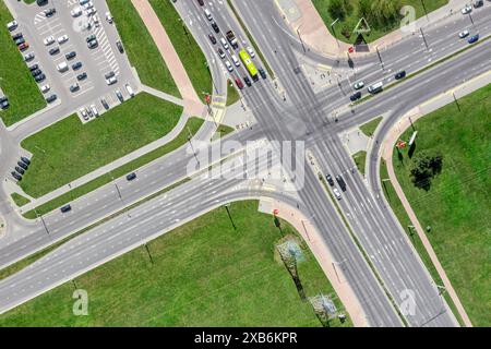 vue aérienne de dessus de l'intersection de routes urbaines. paysage urbain le jour ensoleillé d'été. photo drone vue d'en haut. Banque D'Images