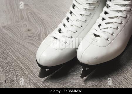 Gros plan sur les vieux patins blancs. Patinage artistique et sports de loisirs. Banque D'Images