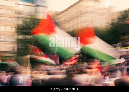 New York, États-Unis. 10 juin 2024. Des manifestants appelant à un cessez-le-feu à Gaza inondent le système de métro de Union Square à Wall Street dans le Lower Manhattan, NY, lundi 10 juin 2024. (Photo de Cristina Matuozzi/Sipa USA) crédit : Sipa USA/Alamy Live News Banque D'Images