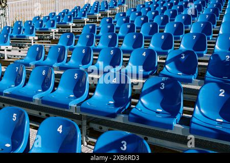 Des rangées numérotées de sièges bleus sont disposées en niveaux dans tout le stade Banque D'Images