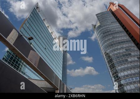 Vienne, Autriche, 17 août 2022. Donau City, ou Vienna DC, est le quartier de la ville caractérisé par des gratte-ciel modernes. Belle journée d'été. Banque D'Images