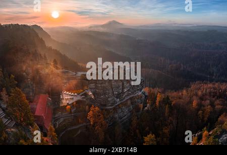 Hrensko, République Tchèque - vue panoramique aérienne de la magnifique Pravcicka Brana (porte de Pravcicka) dans le parc national de la Suisse de Bohême, le plus grand n Banque D'Images