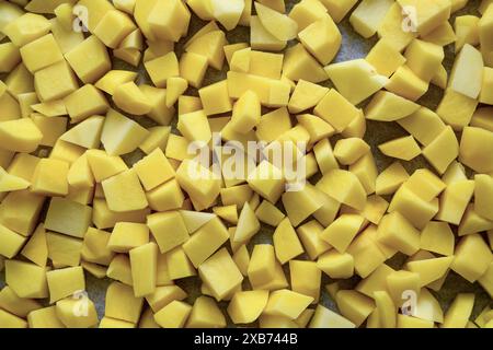 Vue de dessus des pommes de terre coupées en dés pour la friture Banque D'Images