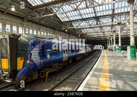 Un train Scotrail à un quai de la gare de Waverley d'Édimbourg Banque D'Images