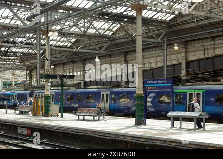 Un train Scotrail à un quai de la gare de Waverley d'Édimbourg Banque D'Images