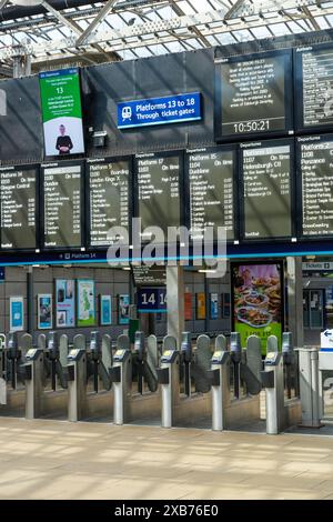 Panneaux d'arrivée / départ et portes automatiques à la gare de Waverley Banque D'Images