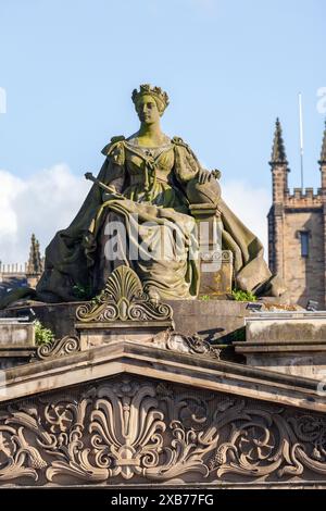 Statue de la reine Victoria sculptée par Sir John Steell au sommet de la Royal Scottish Academy sur Princes Street à Édimbourg Banque D'Images