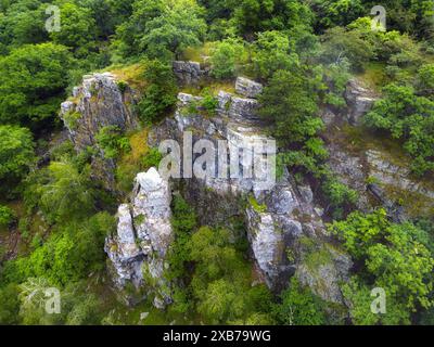 Paysage naturel vert dans la montagne forestière de drone. Banque D'Images