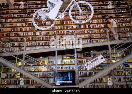 La grande librairie ler Devagar propose une large gamme de livres à LXFactory, un espace commercial et artistique à Lisbonne, la capitale du Portugal, sur 30 Banque D'Images