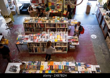 La grande librairie ler Devagar propose une large gamme de livres à LXFactory, un espace commercial et artistique à Lisbonne, la capitale du Portugal, sur 30 Banque D'Images