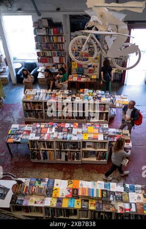 La grande librairie ler Devagar propose une large gamme de livres à LXFactory, un espace commercial et artistique à Lisbonne, la capitale du Portugal, sur 30 Banque D'Images