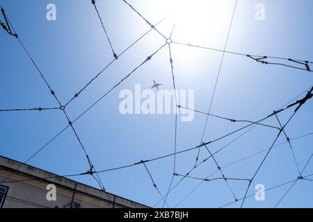 Un avion dans le ciel à Lisbonne, capitale du Portugal, le 30 avril 2022. Un avion dans le ciel a Lisbonne, capitale du Portugal le 30 avril 2022. Banque D'Images