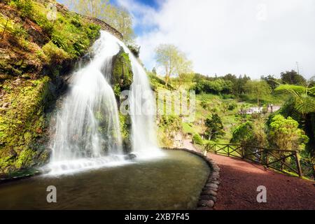 Cascade dans le Parque Natural da Ribeira dos Caldeiroes, Sao Miguel, Açores, Portugal Banque D'Images