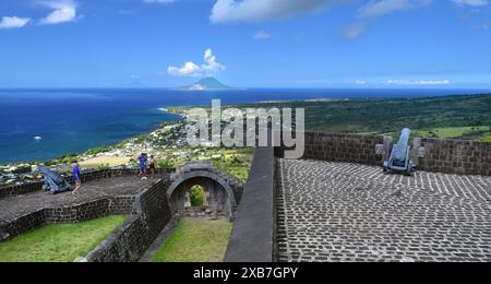 Brimstone Hill forteresse, Saint-Kitts - 31 janvier 2024 : touristes vivrant les îles volcaniques de Saba et Saint-Eustache Banque D'Images