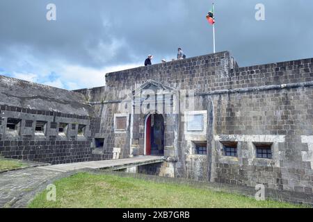 Brimstone Hill forteresse, St Kitts - 31 janvier 2024 : touristes sur le toit de Fort George Banque D'Images