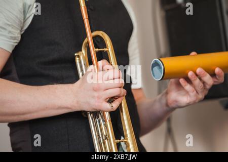 L'instrument de musique Shaker est dans la main d'un trompettiste. Il s'agit d'un instrument de musique percussif utilisé pour créer du rythme dans la musique Banque D'Images