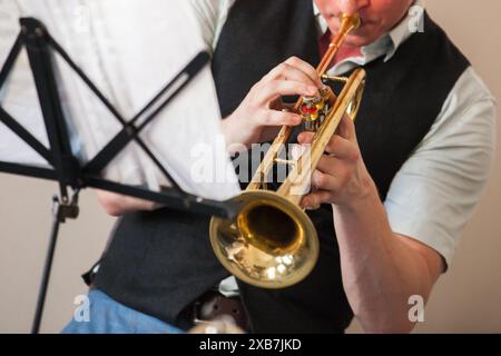 Trompette. Instrument de cuivres couramment utilisé dans les ensembles classiques et jazz, gros plan avec mise au point sélective Banque D'Images