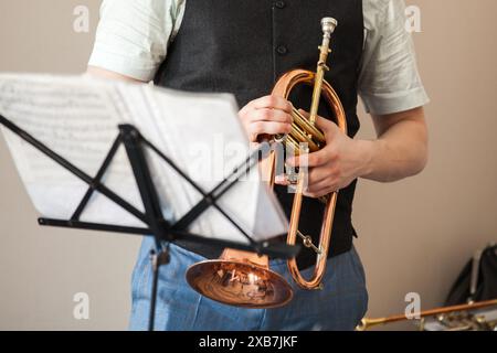 Corne Flugel dans les mains d'un musicien, vue rapprochée avec mise au point sélective. Photo de fond de musique live Banque D'Images