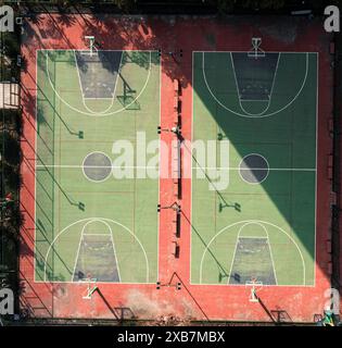 Une vue aérienne d'un lycée de Wuhan avec des terrains de basket-ball vibrants qui brillent à la lumière du soleil. Banque D'Images