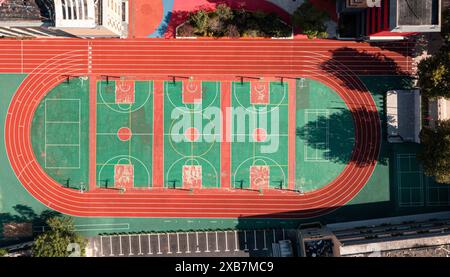 Une vue aérienne d'un lycée de Wuhan avec des terrains de basket-ball vibrants qui brillent à la lumière du soleil. Banque D'Images