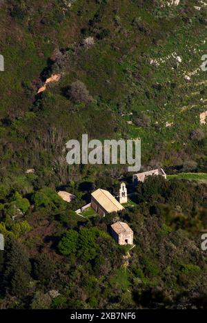 Une vue aérienne d'une petite église blanche dans un terrain montagneux Banque D'Images
