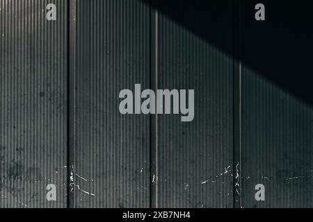 Façade métallique usée d'un ancien bâtiment industriel comme arrière-plan Banque D'Images