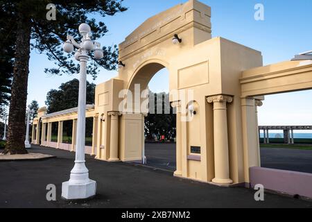 Colonnade Art Déco, Napier, Hawkes Bay, Île du Nord, Nouvelle-Zélande Banque D'Images