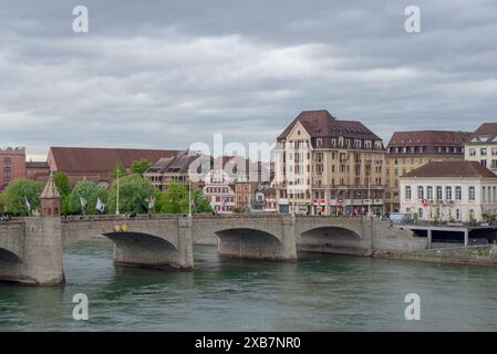 Une rivière qui coule entre des bâtiments historiques sur les deux rives avec un pont voûté au-dessus Banque D'Images