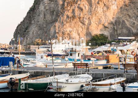 Plusieurs petits bateaux accostèrent sur l'eau près de la montagne Banque D'Images