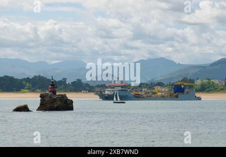 Dragueur-trémie Tristao da Cunha travaillant près de l'île Isla Horadada avec un yacht passant Santander Bay Cantabria Espagne Banque D'Images