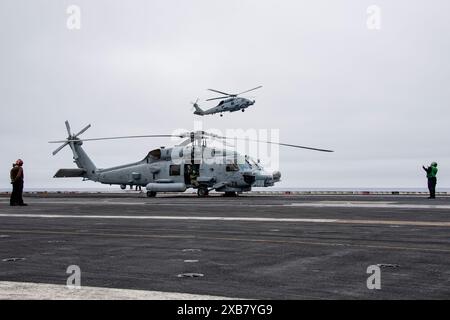 240607-N-BD533-1676 OCÉAN PACIFIQUE (7 juin 2024) des marins préparent un hélicoptère MH-60R Sea Hawk, affecté à l'escadron d'attaque maritime d'hélicoptères (HSM) Banque D'Images