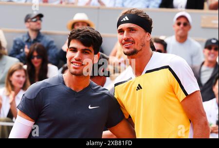 Le joueur de tennis Alexander Zverev d'Allemagne et Carlos Alcaraz d'Espagne avant la finale masculine face à l'Open de France 2024 de tennis au Grand Chelem Banque D'Images